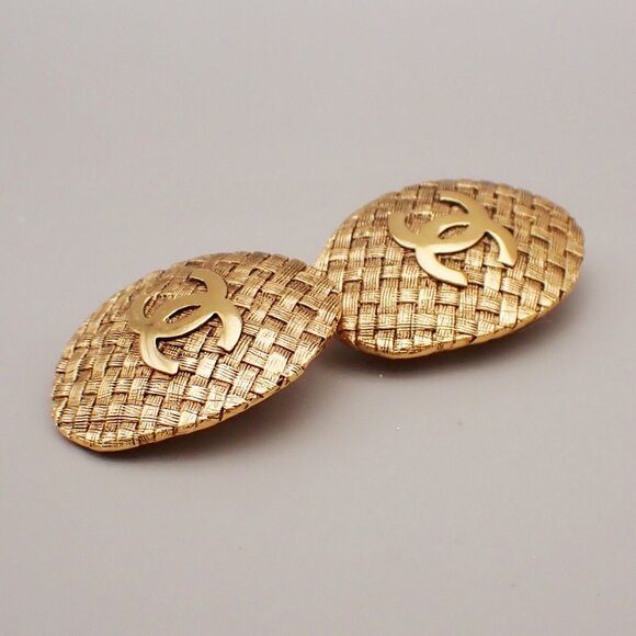 CHANEL CC Logo Oval Button Earrings 29 Clip-On Gold GHW France Vintage - Picture 9 of 13